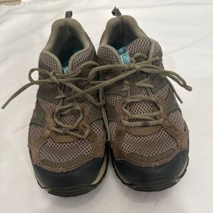 Columbia  Womens  8.5 Sneakers,Outdoors,Hiking,Trail, OmniGrip,Waterproof